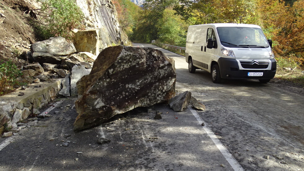 Огромен скален къс падна на пътя за Рилския манастир 
