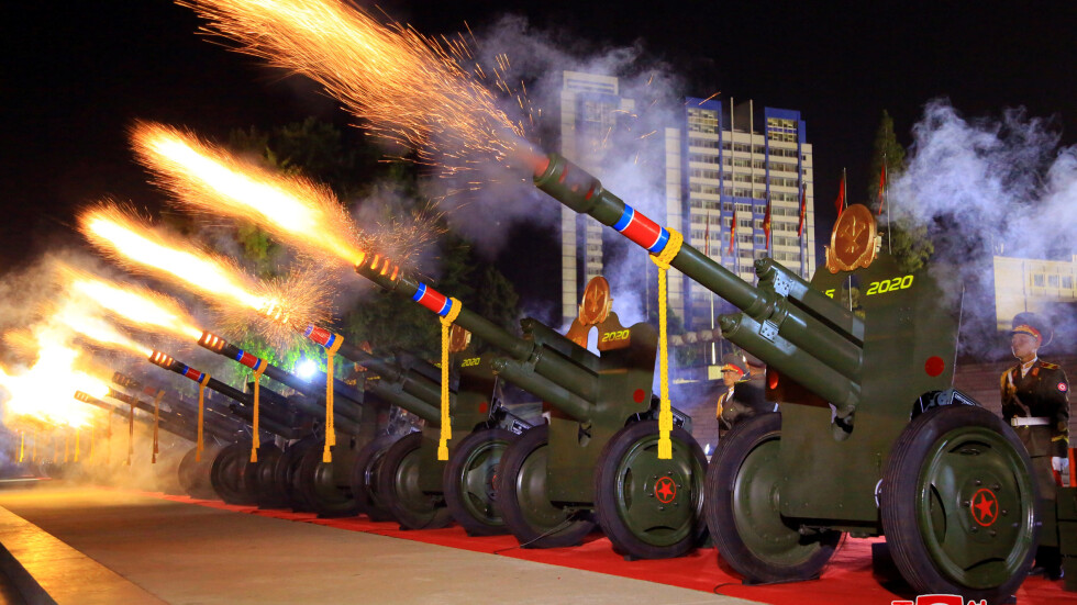 Северна Корея организира мащабен военен парад