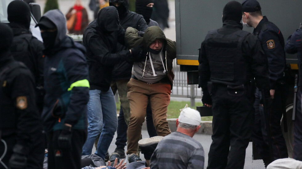Зашеметяващи гранати и водни оръдия срещу протестиращите в Минск (ВИДЕО)