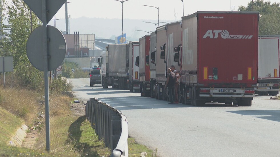 След смъртоносната катастрофа: Струпване на камиони към ГКПП "Лесово"