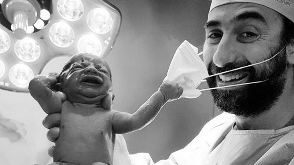 Новородено дръпна маската на лекар и снимката стана "символ за надеждата" в интернет
