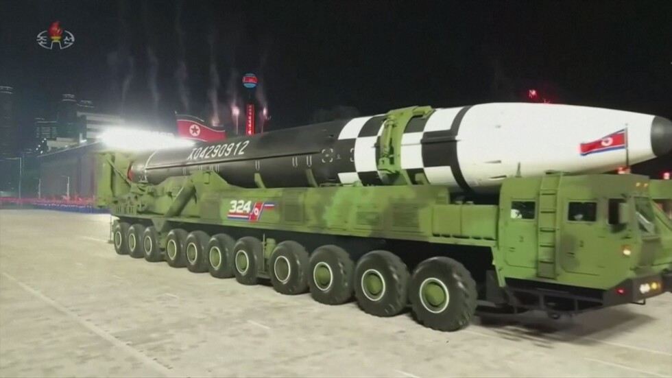 Показаха нова балистична ракета на военния парад в Пхенян
