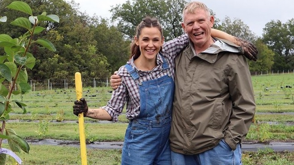 Актрисата Дженифър Гарнър подкара трактор в нивата със сладки картофи