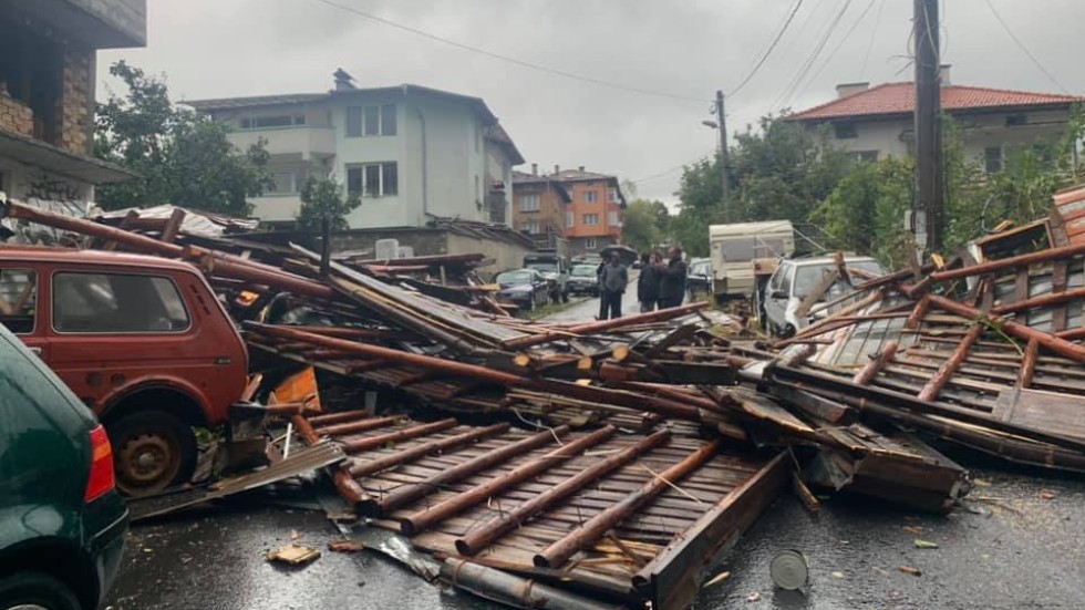 Ураганен вятър: Паднали покриви, прекъсвания на тока и затруднен трафик в Смолян 
