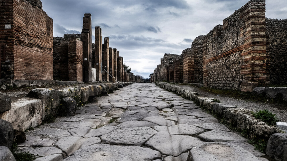 Жена върна откраднати артефакти от Помпей – донесли ѝ проклятие
