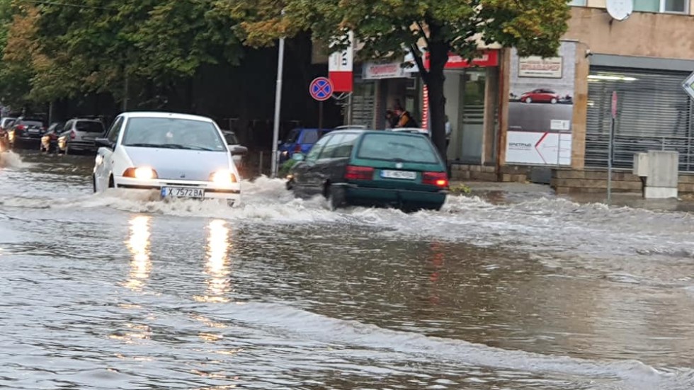 Буря наводни улиците на Хасково