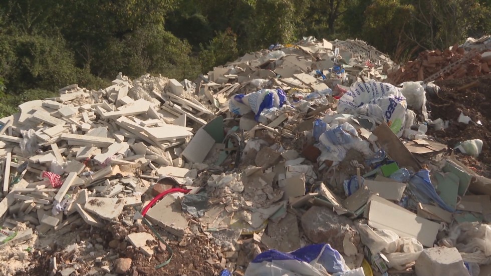 Издирват кой е изхвърлил тонове строителни боклуци край Враца