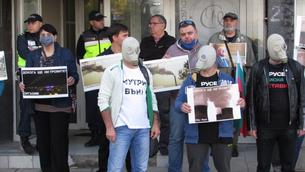 Протестиращи опитаха да блокират екоинспекцията в Русе