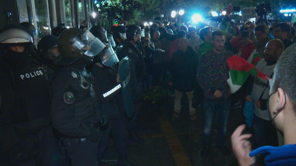 „Велико народно въстание 5“: Напрежение между протестиращи и полицаи при БНТ