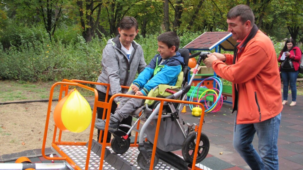 Русе се сдоби с първата си люлка за деца в инвалидни колички