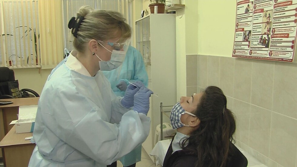 При симптоми на COVID-19: Тестват децата в бургаските училища