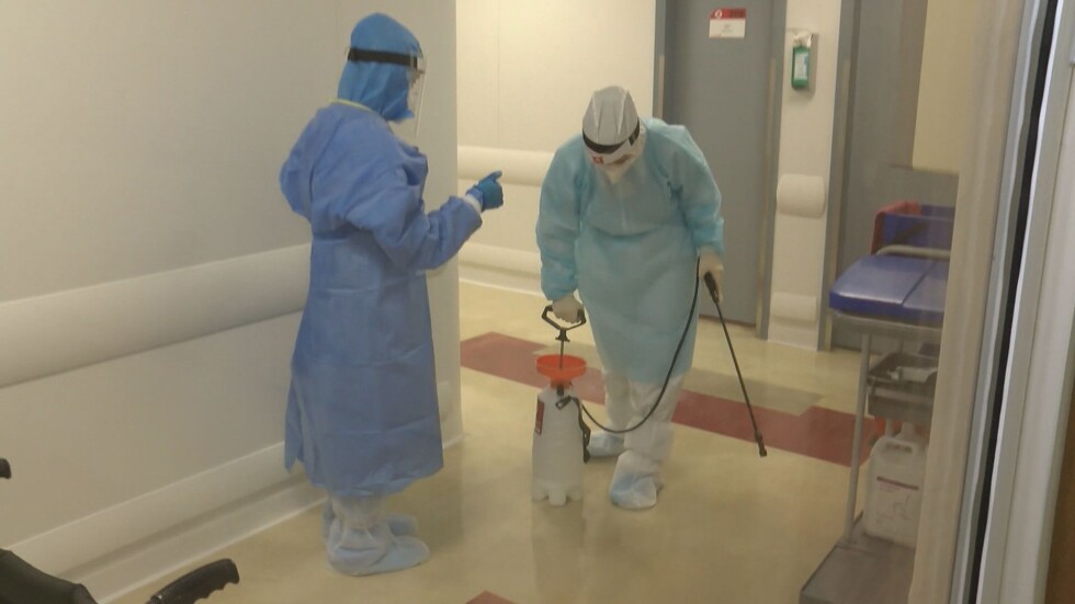 Доброволци на първа линия: 140 студенти по медицина влизат в COVID отделенията