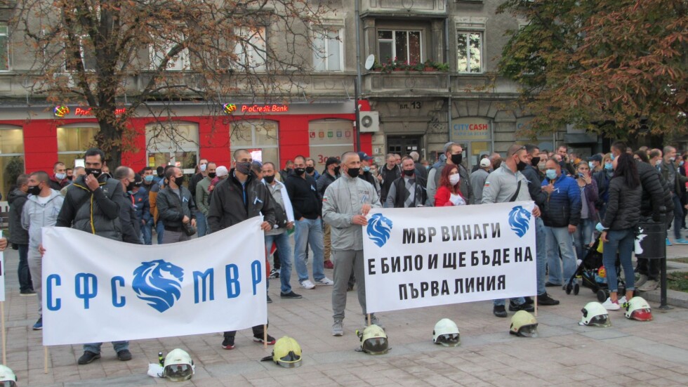 Служители на МВР излязоха на мълчалив протест в Русе
