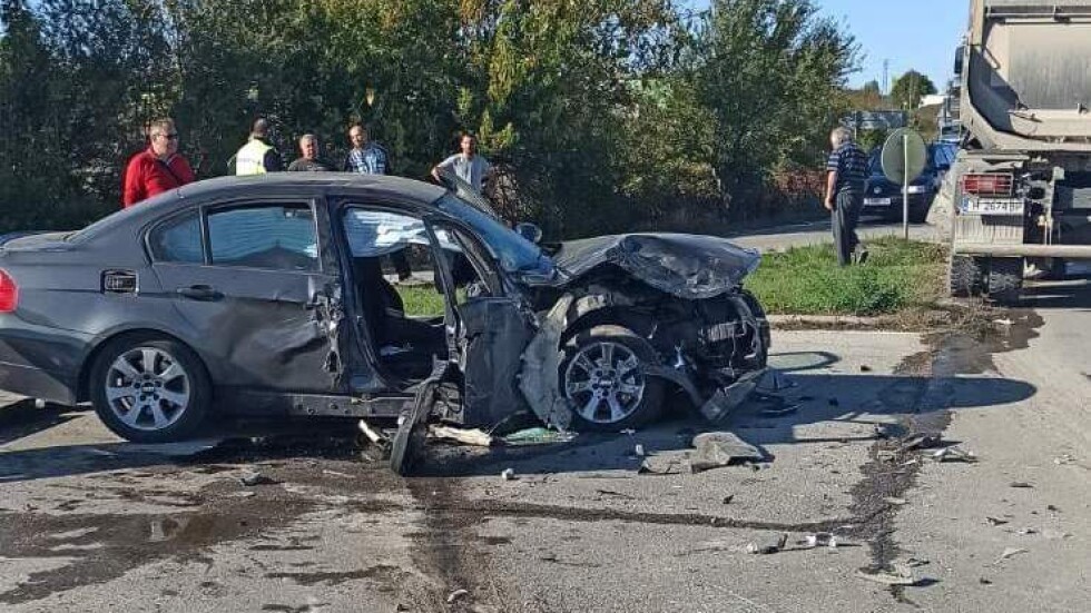 Катастрофа между кола и камион затрудни движението по пътя Шумен-Силистра