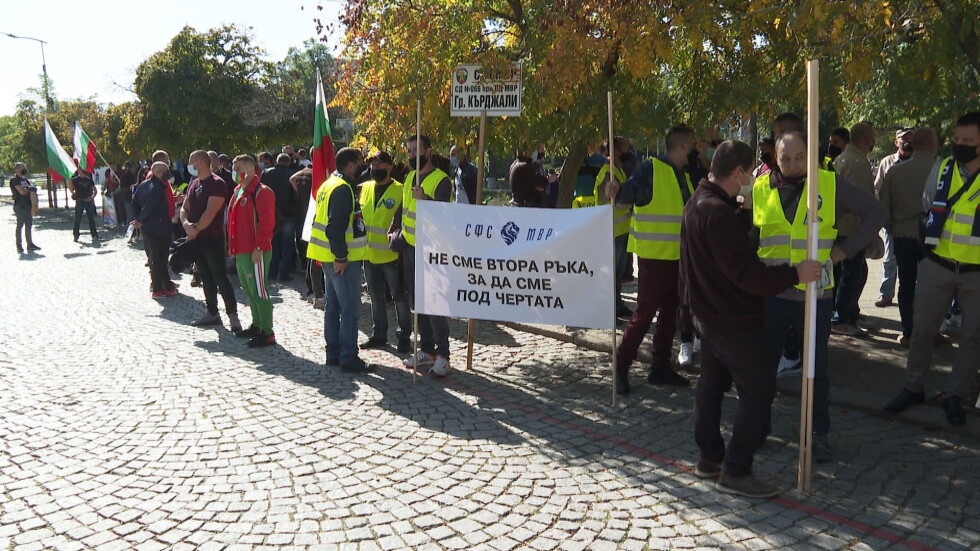 Полицаи и пожарникари от Южна България протестираха в Кърджали