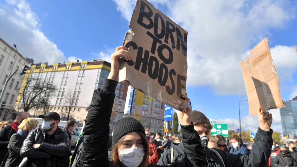Хиляди протестираха в Полша срещу забраната на абортите