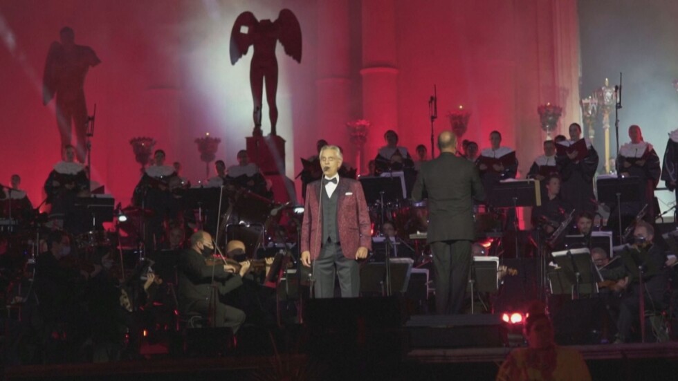 Андреа Бочели изнесе концерт пред катедрала в Сицилия