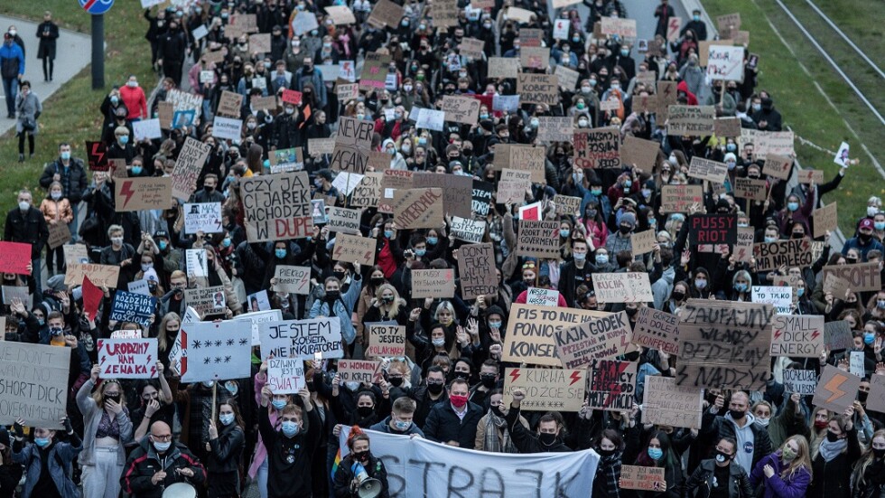 Десетки хиляди блокираха улиците на Варшава заради забраната на абортите