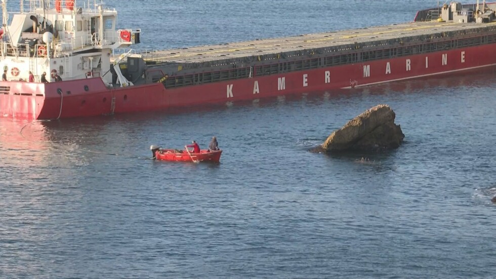 Водолаз за заседналия кораб: Институциите се забавиха с информация и реакция