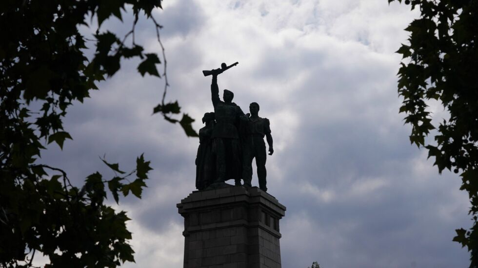 „Война на паметници“: Трябва ли този на Съветската армия да бъде преместен?