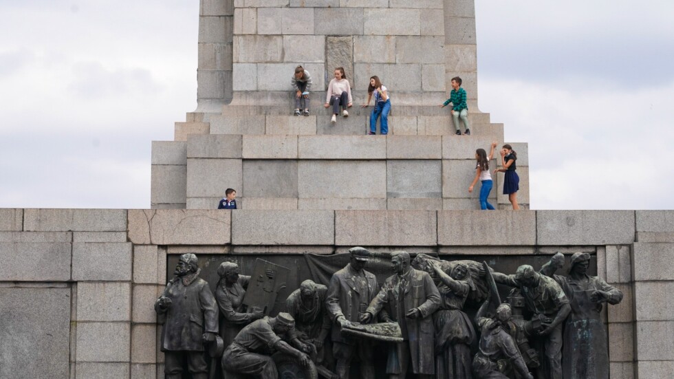 Паметникът на съветската армия в София е опасен, отпускат 390 000 лв. за ремонт