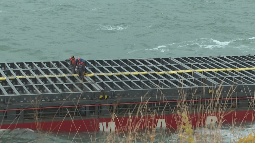 Кризата със заседналия кораб: „Вера Су“ потъва, екипажът отказва евакуация (ОБЗОР)