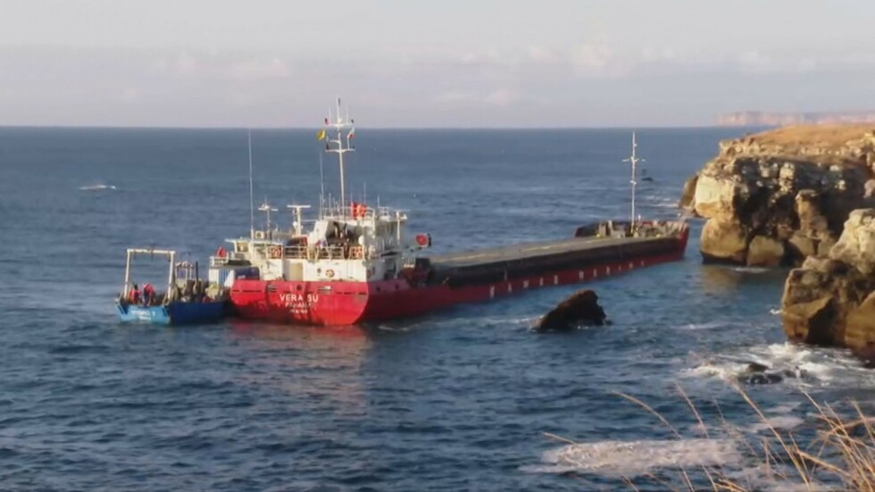 Заседналият край Камен бряг кораб: Очаква се екипажът да бъде свален на брега
