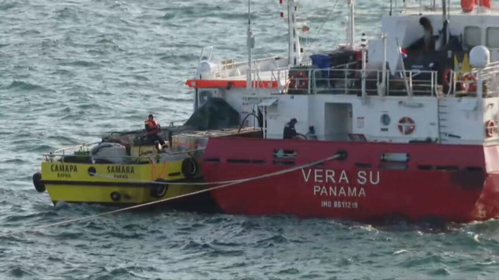 Моряците на „Вера Су“ отказаха да слязат, страх ги е да не бъдат депортирани в Турция
