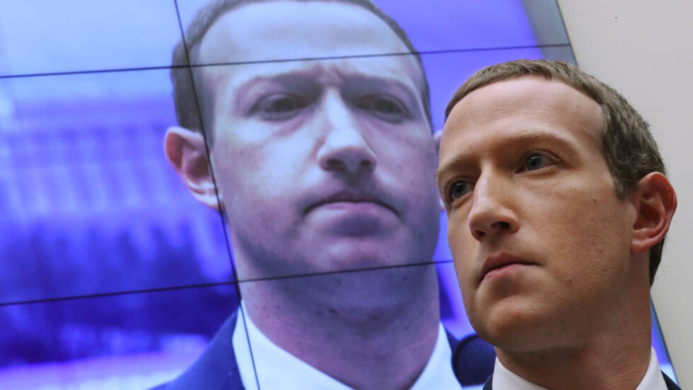За първи път в историята "Фейсбук "отчита по-малко потребители, акциите ѝ спаднаха с 23%