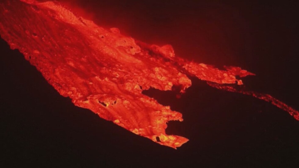 Вече 20 дни вулканът в Ла Палма не спира да изригва (ВИДЕО)