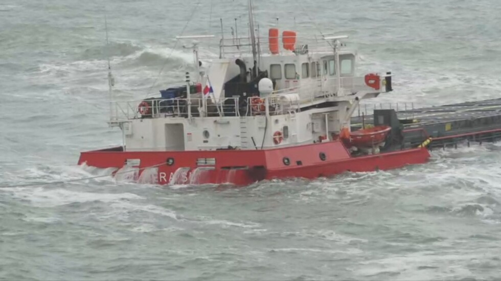 Опасно време по морето: Потъва част от все още натоварения кораб „Вера Су“