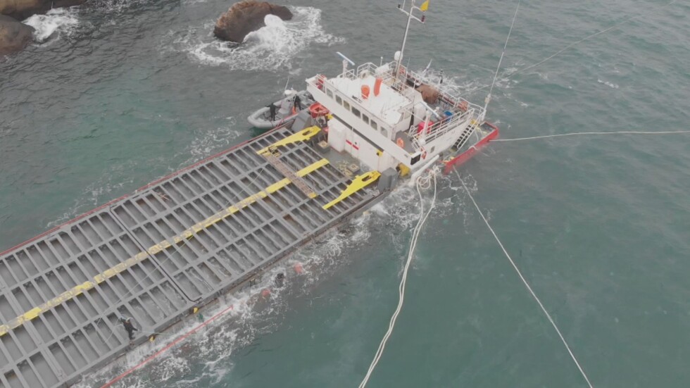 Заседналият кораб: Отчетени са превишения на азотни съединения  във водата край Камен бряг