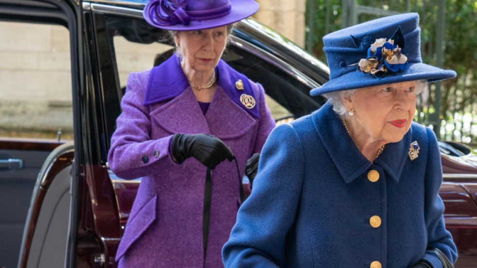 Кралица Елизабет Втора влезе в болница за кратко