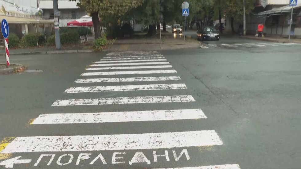 За 5 минути две катастрофи: Жена и дете са блъснати на пешеходна пътека в Разград