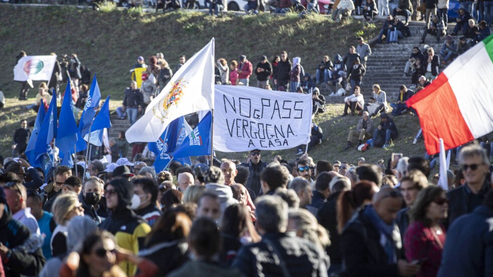 Протести в Италия срещу задължителния зелен сертификат за ходене на работа