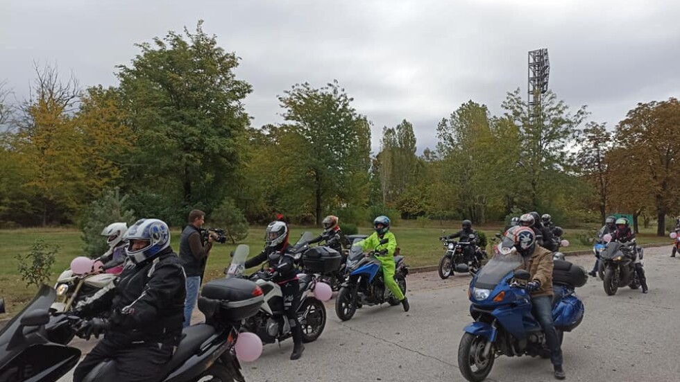 Срещу рака на гърдата: Жени от цялата страна се събраха на мотошествие в Пловдив