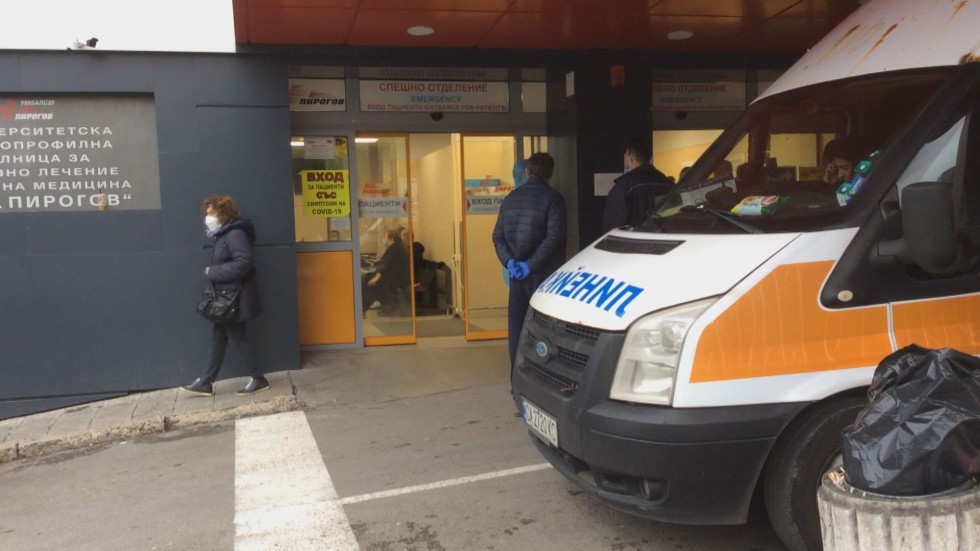 Проверка на bTV: Линейка обикаля с часове, за да намери болница за пациент с COVID-19 в София