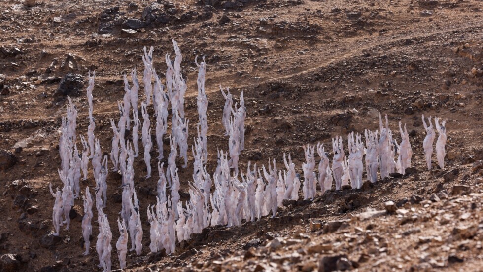 Стотици се съблякоха голи в пустиня, за да позират за снимка (СНИМКИ и ВИДЕО)