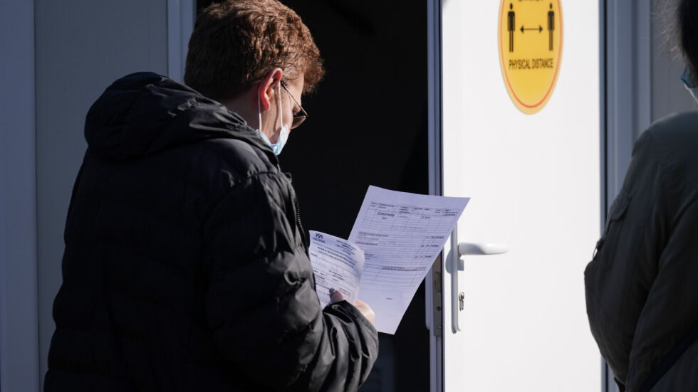 Антиваксъри раздавали листовки на опашка за ваксини в Русе 