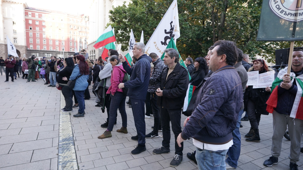 Протест пред Президентството заради новите COVID мерки