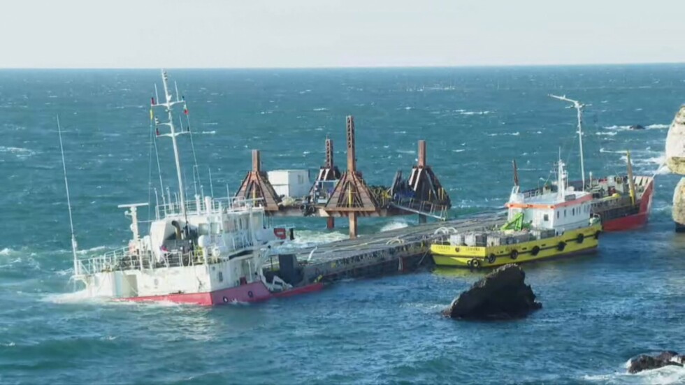 Кризата със заседналия кораб: Лошо време отложи старта на операцията по разтоварването