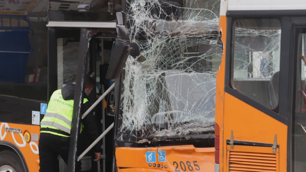 Деца пострадаха при катастрофа с автобуси в София