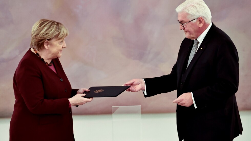 Краят на ерата „Меркел“: Бундестагът освободи официално канцлера от поста
