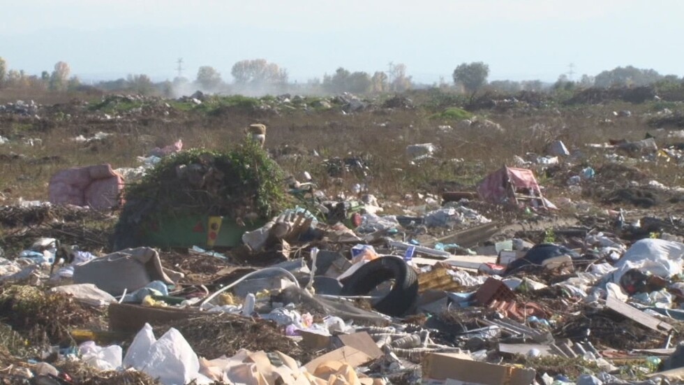 Тонове отпадъци се изхвърлят на незаконно сметище край пловдивско село 