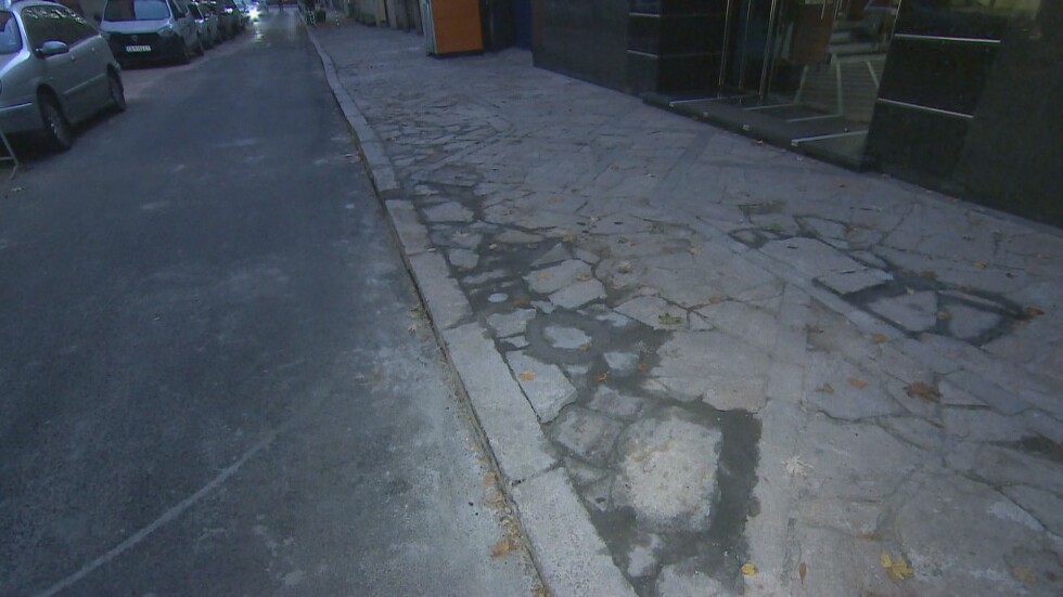 Разбита улица след ремонт: Кога ще бъдат възстановени тротоарите и асфалта?