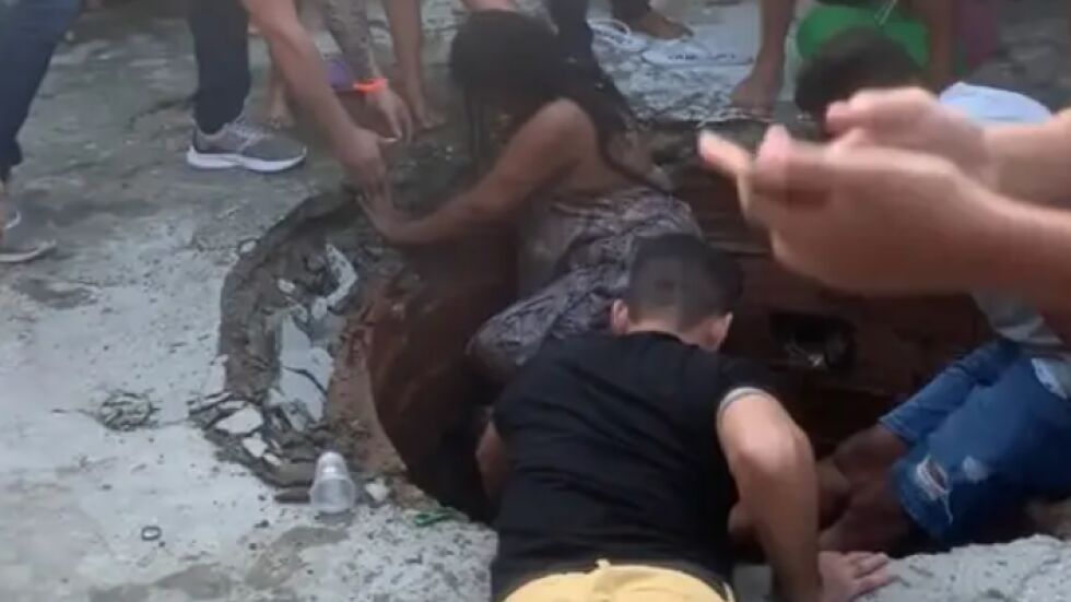 Седем жени пропаднаха под земята по време на купон (ВИДЕО)