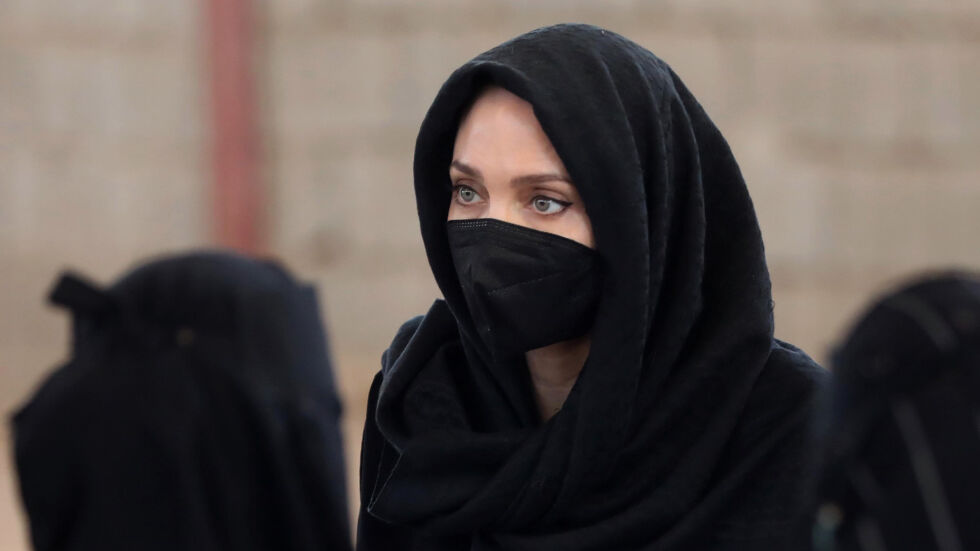 Анджелина Джоли с подкрепа към иранските жени: Ние ви виждаме