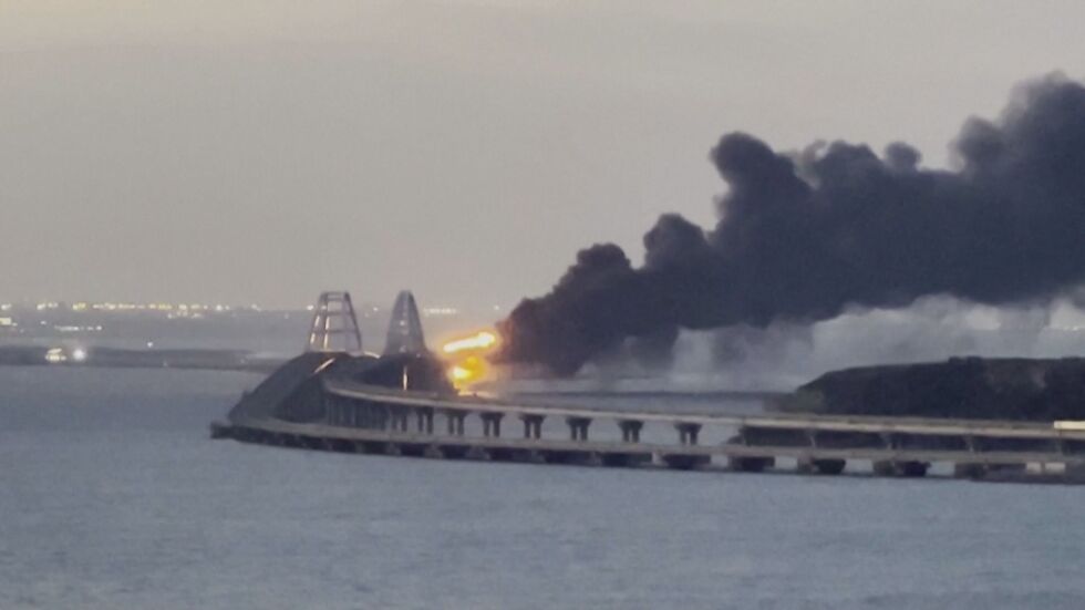 „РИА Новости“: Цистерна се запали на Керченския мост в Крим (ВИДЕО)