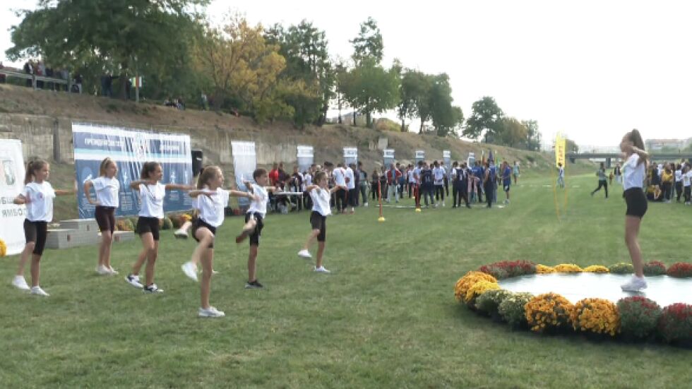 Близо 500 ученици участват турнир по утринна гимнастика в Ямбол