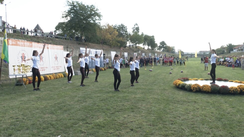 Стотици деца участваха в турнир по сутрешна гимнастика за ученици